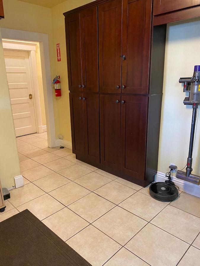 Habitación en casa particular Private Angeles - Free Wifi, Ac, Tv, Private Fridge, Kitchen, Near Usc - Exposition Park - Usc Memorial Coliseum - Banc Of California Bmo Stadium - Downtown Angeles Dtla - Of Southern California Usc!!
