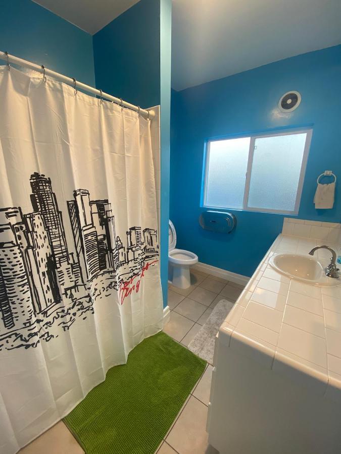 Habitación en casa particular Private Angeles - Free Wifi, Ac, Tv, Private Fridge, Kitchen, Near Usc - Exposition Park - Usc Memorial Coliseum - Banc Of California Bmo Stadium - Downtown Angeles Dtla - Of Southern California Usc!! *
