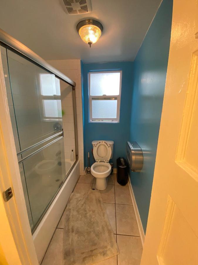 Habitación en casa particular Private Angeles - Free Wifi, Ac, Tv, Private Fridge, Kitchen, Near Usc - Exposition Park - Usc Memorial Coliseum - Banc Of California Bmo Stadium - Downtown Angeles Dtla - Of Southern California Usc!! *