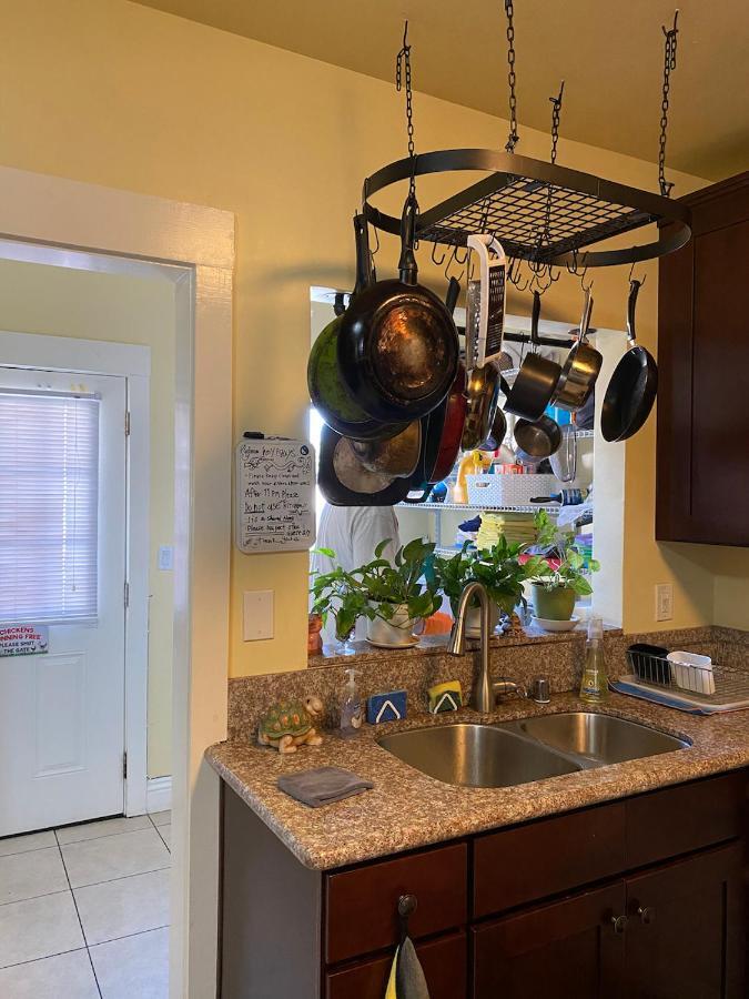 Habitación en casa particular Private Angeles - Free Wifi, Ac, Tv, Private Fridge, Kitchen, Near Usc - Exposition Park - Usc Memorial Coliseum - Banc Of California Bmo Stadium - Downtown Angeles Dtla - Of Southern California Usc!!