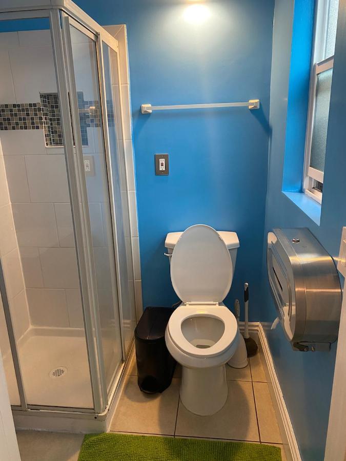 Habitación en casa particular Private Angeles - Free Wifi, Ac, Tv, Private Fridge, Kitchen, Near Usc - Exposition Park - Usc Memorial Coliseum - Banc Of California Bmo Stadium - Downtown Angeles Dtla - Of Southern California Usc!! *